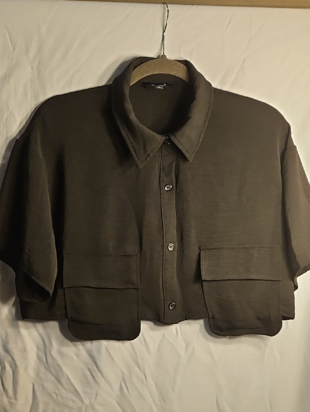 Cropped Button-Front Shirt Jacket in Black.   Size L